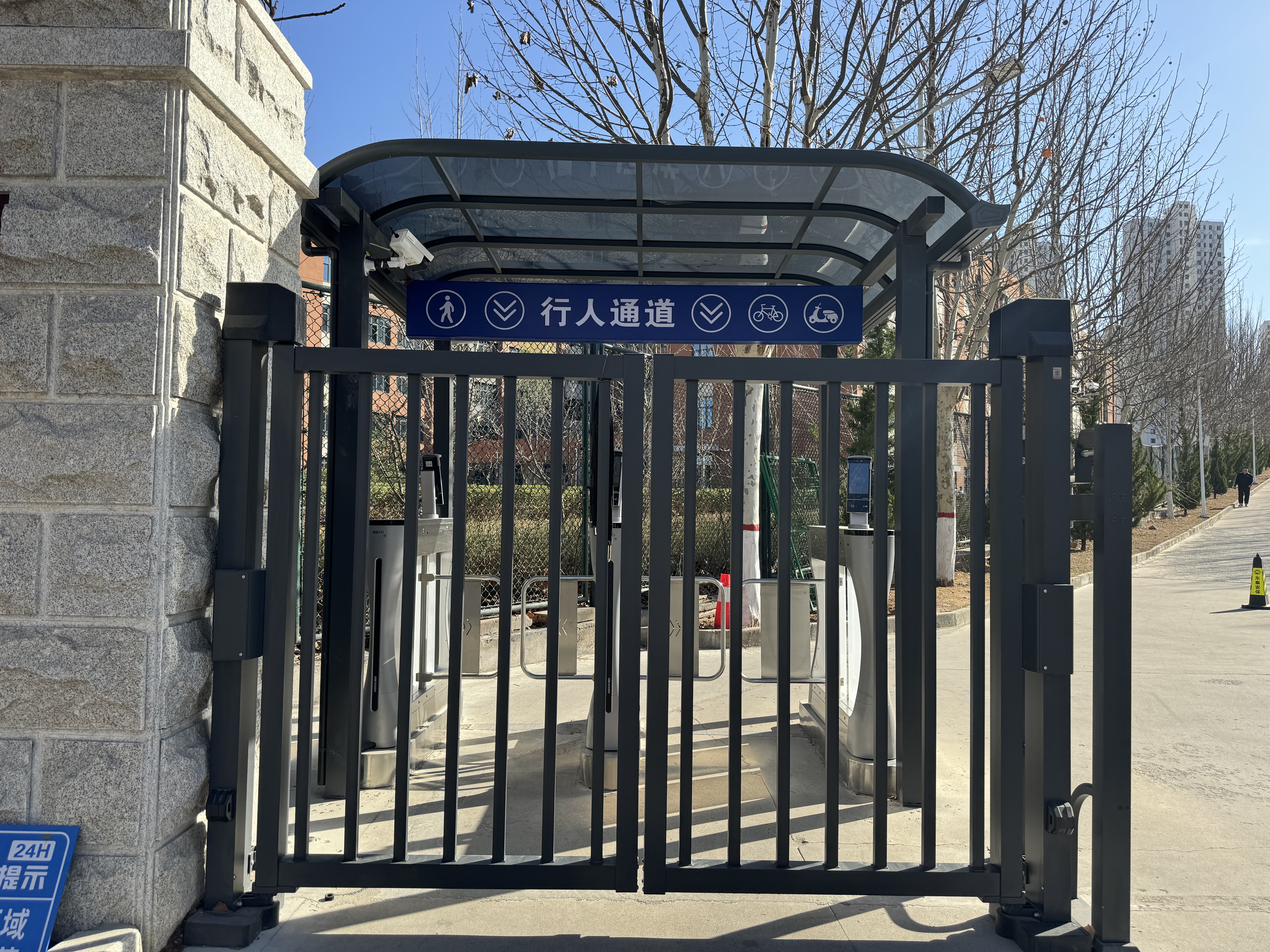 南校区小门2.jpg